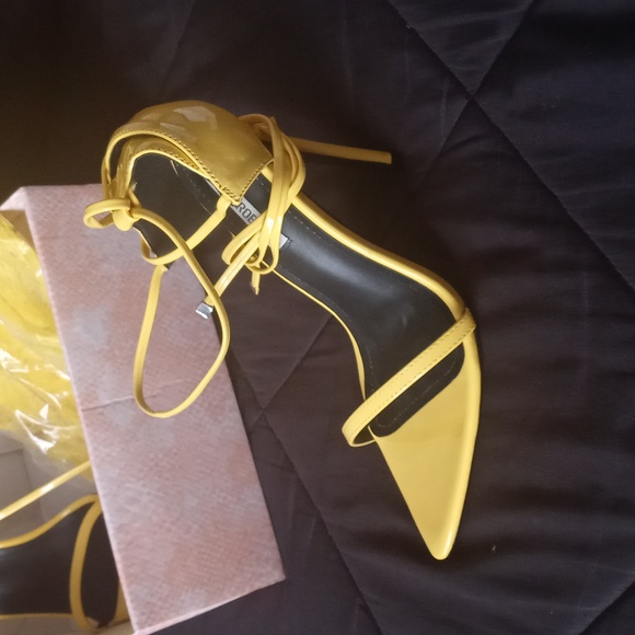 Yellow feather sandle heals - Picture 2 of 2